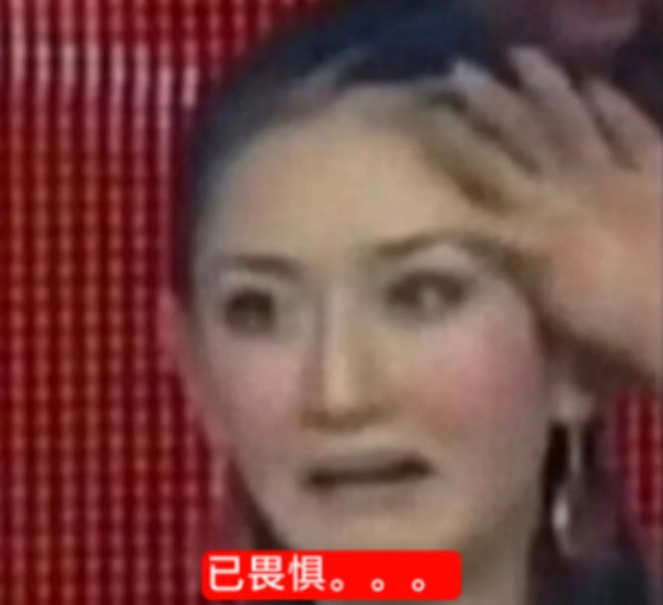 论月丝妆造敏感度只要路透出现那条棕色波点宽松裤，马上就会有人问：这是戏服还是私服