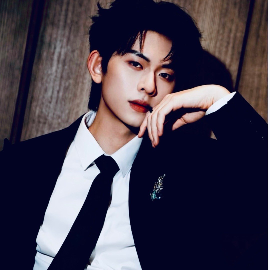 短剧男主剧里剧外两幅面孔被陈添祥的反差萌到了，《夜色寄情人》里霸总气场拉满，线下