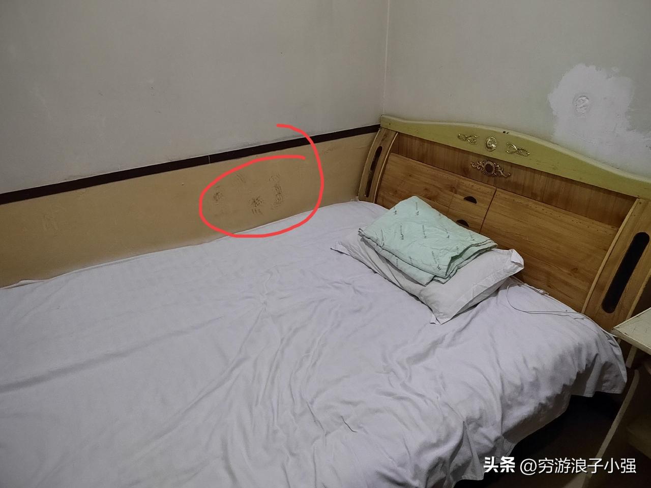 去淄博张店步行街玩，住了沃居旅馆，真是踩大雷了！一进房间，就看到床头和墙面上全是