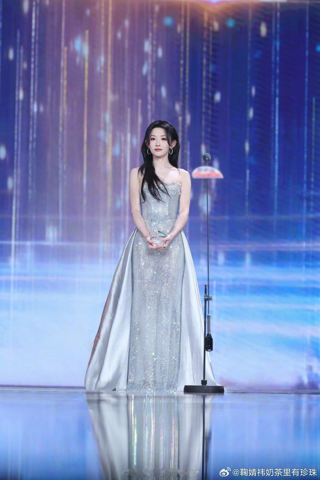 韩雨彤Hazel hyt韩雨彤爱我万岁 hyt坠入春夜 “玫瑰肆意的拥抱万物，绽