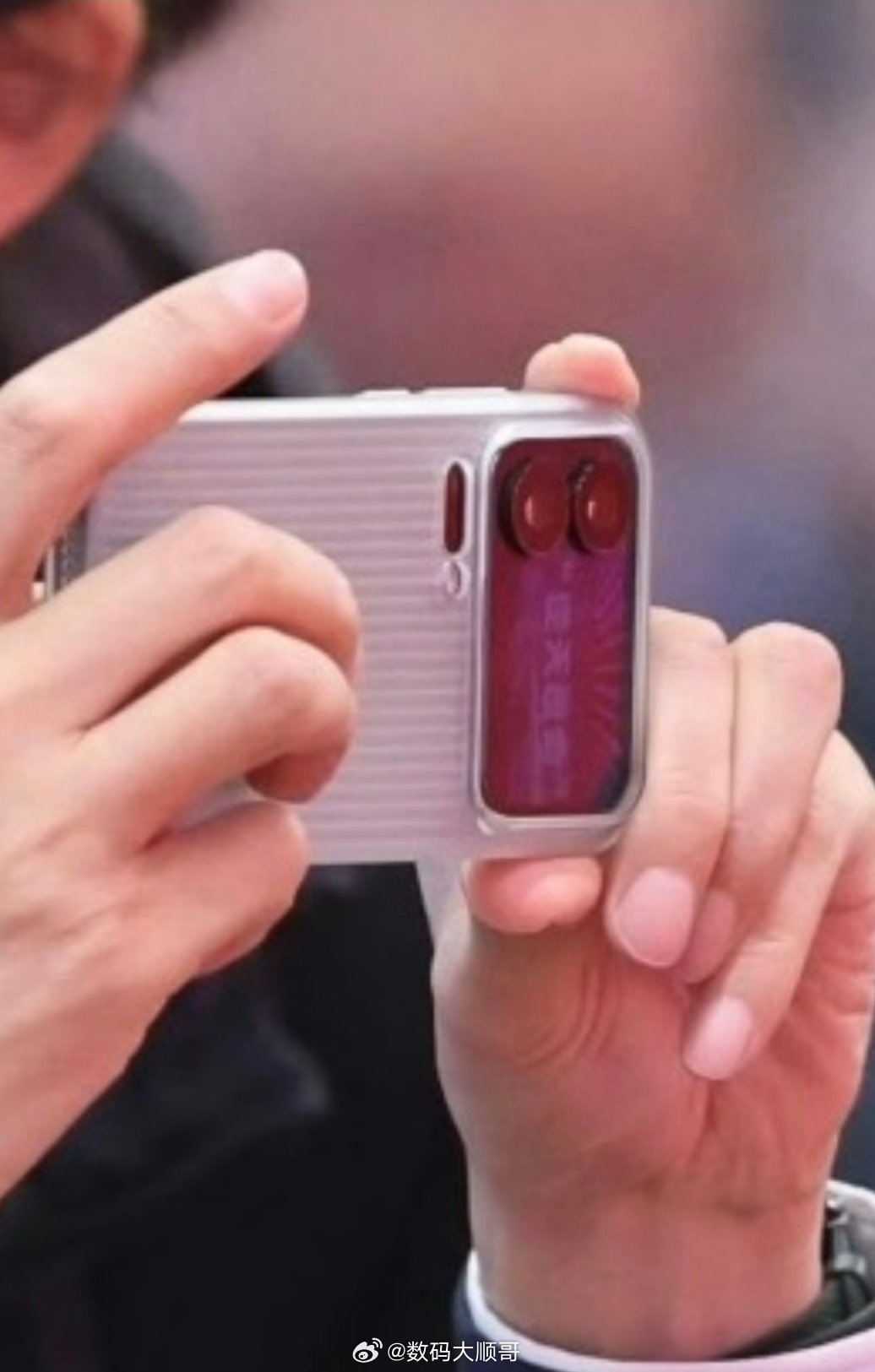 雷军壁纸 逆天改命看到雷总手机壁纸上这四个字深有感触，即便人到中年，依旧坚守初心