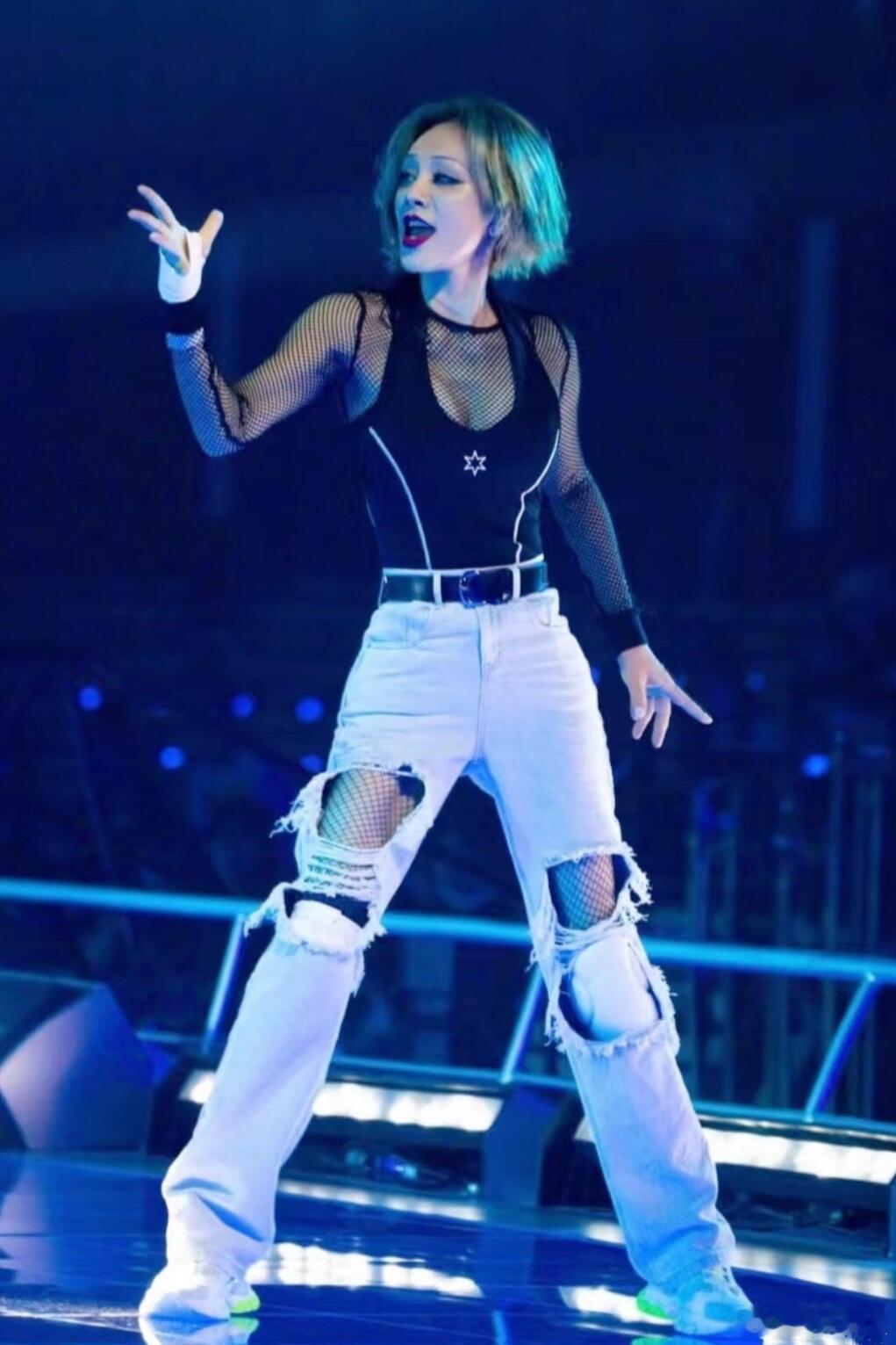 宁静交作业再跳无价之姐宁静再跳浪姐主题曲舞蹈新风暴嘴上说着不喜欢这支舞，身体还是
