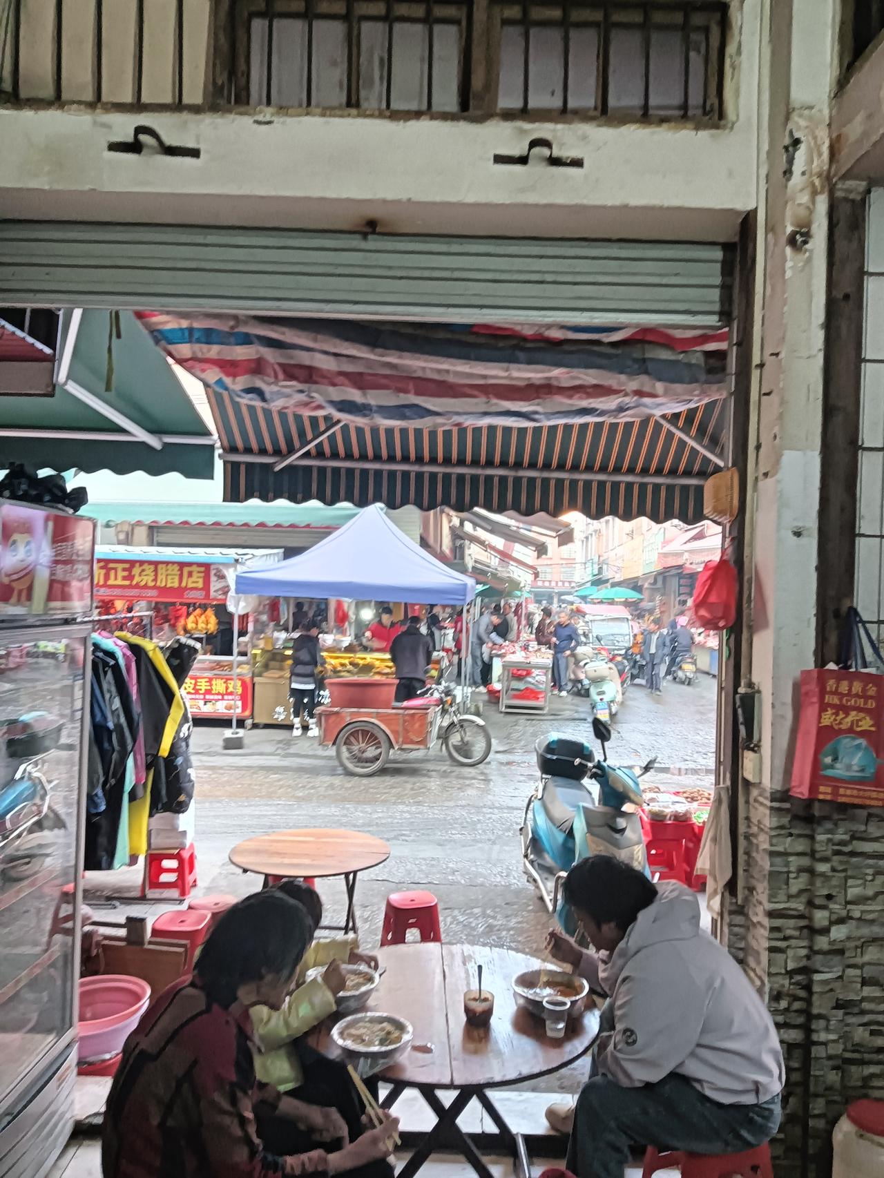 经过贵港市港北大圩镇又去吃碗生料粉，大圩生料粉有本地河粉和米粉两种。其煮的生料以