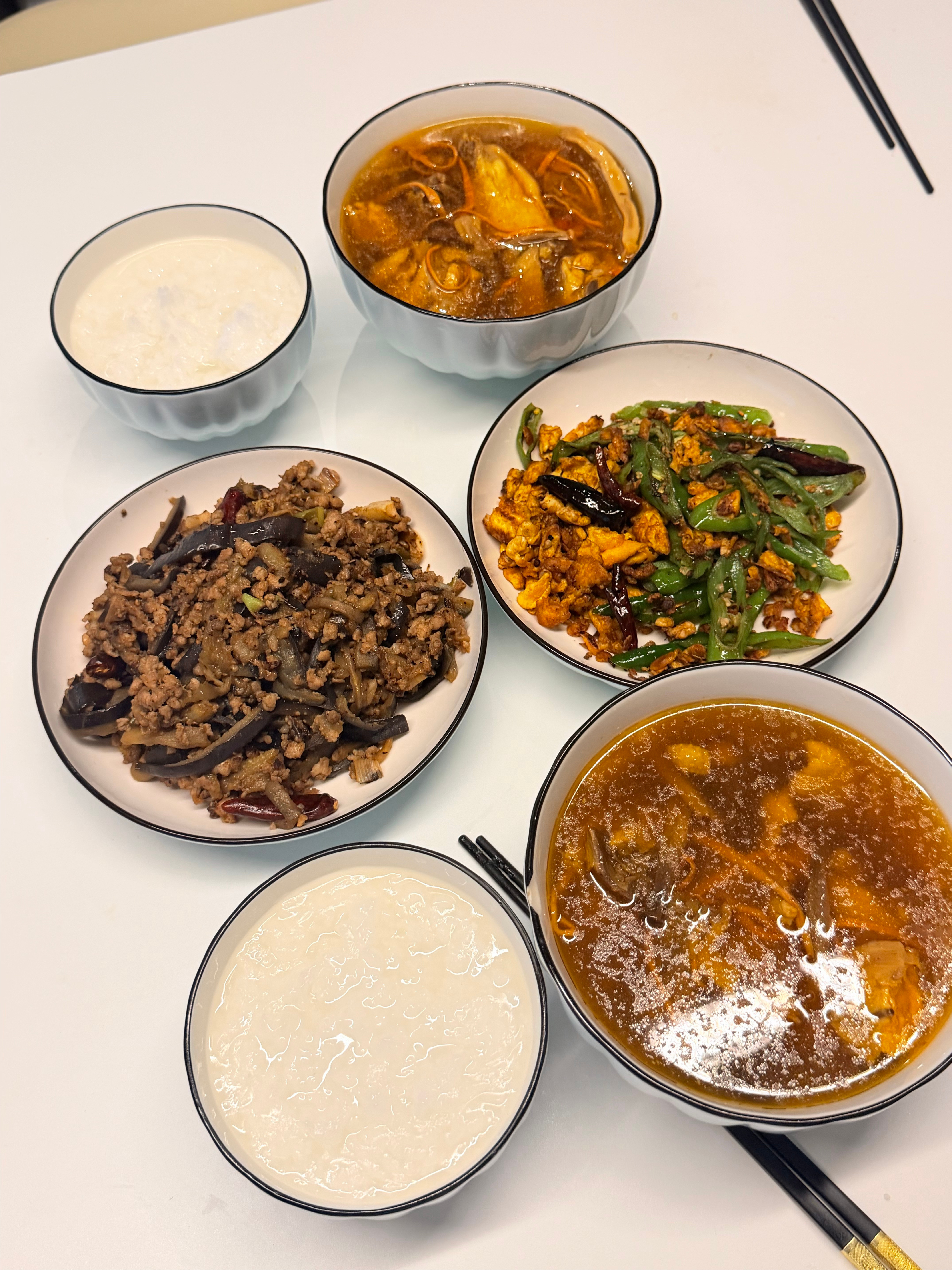 今天自己下厨了 炖了个鸡汤老鲜了…然后肉软到直接脱骨  感觉自己是大厨了🧑🍳