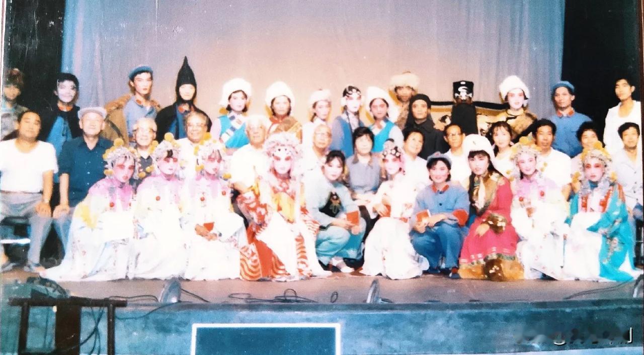 这三张照片比较珍贵，1984年中国评剧院鲁艺评剧班毕业演出合影。照片里有很多大师