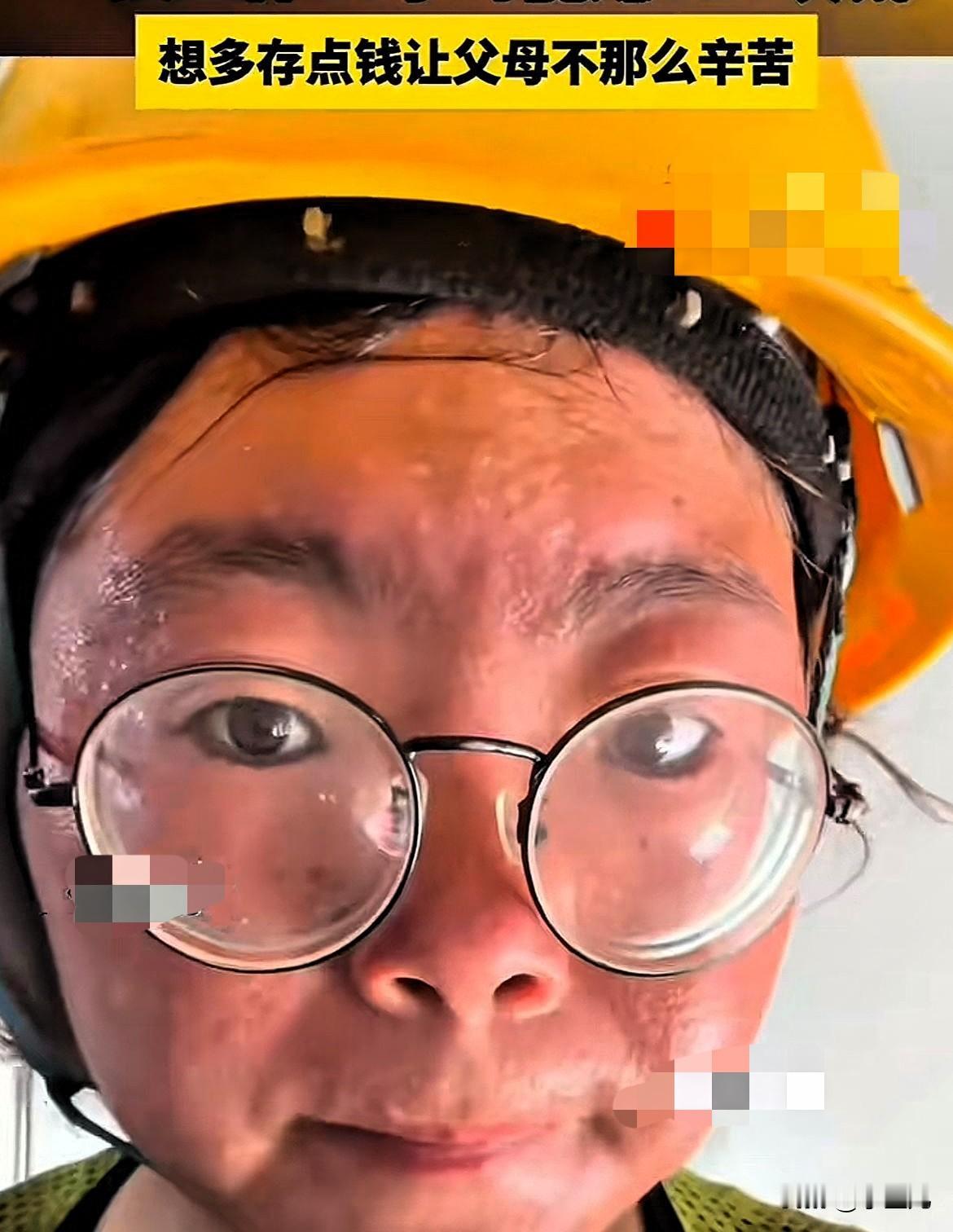 工地女孩引发争议！四川24岁后女孩残疾父亲患病在家，高一辍学在工地拼命打工5年，