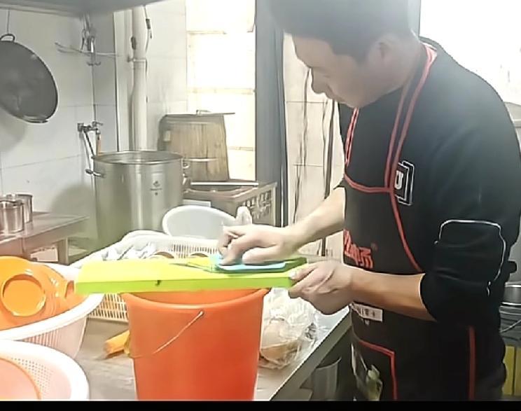 一位男子把自己的房子卖了40万，想着开个饭店重启人生
但是又想着先出去玩一圈，回