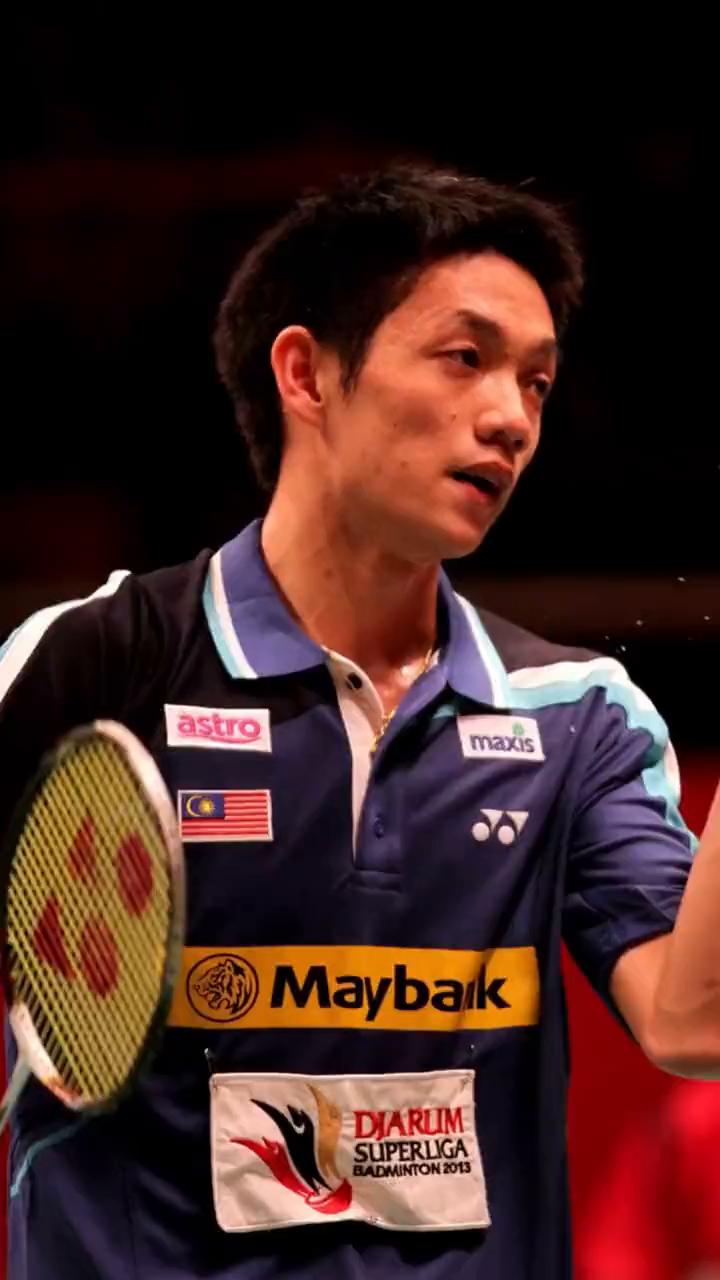 来看一下潇洒哥刘国伦对阵桃田贤斗。
·刘一个反手勾对角，再接一个正手勾对角，桃子