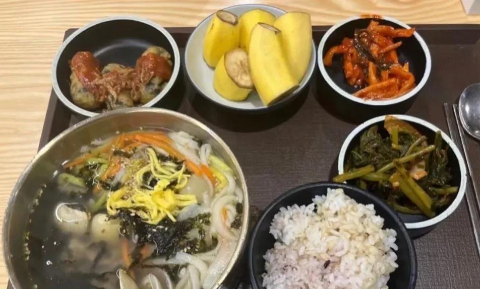 笑喷！在韩华人炫耀韩国大公司伙食好，满屏泡菜却看傻网友。

最近，一名在韩国某著
