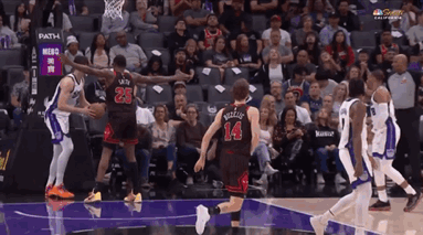 拿去，不谢！国王队发明了一种新型输球方法，直接把球交给对方手里[不看][不看]