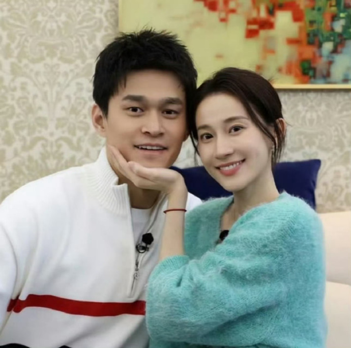 孙杨张豆豆没把朱丹当外人真的没把朱丹当外人啊！孙杨张豆豆当众亲密互动，张豆豆直言