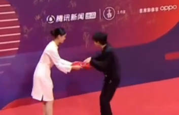 周深西装上有100个碎片 不仅仅是歌手，更是实力代表歌手，所以周深出席红毯的同时