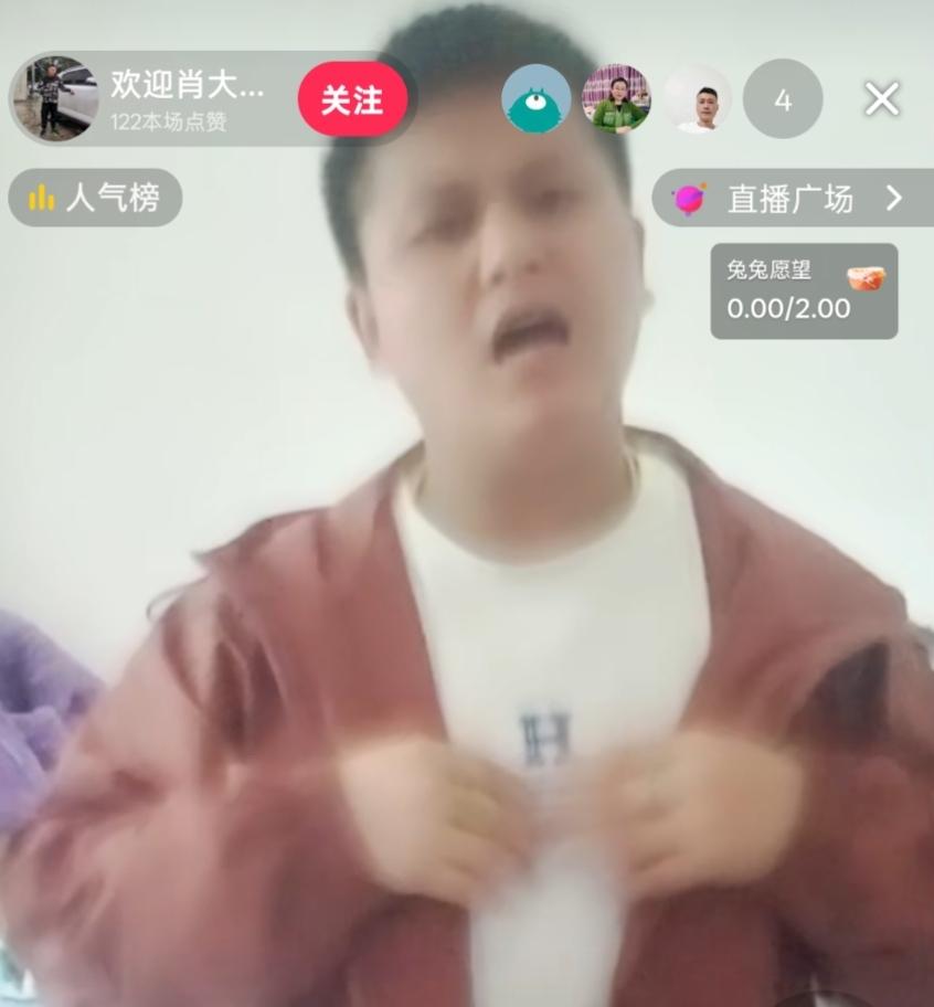 尊敬的家长，你儿子适合做直播吗？
    图片中的男孩儿，已经成年了，因为小时候