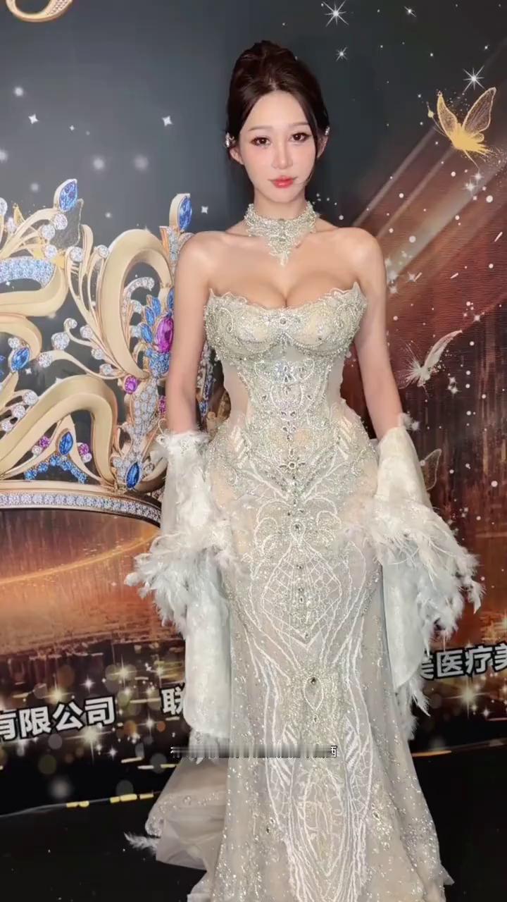 有请国际世界小姐香港冠军黛西。