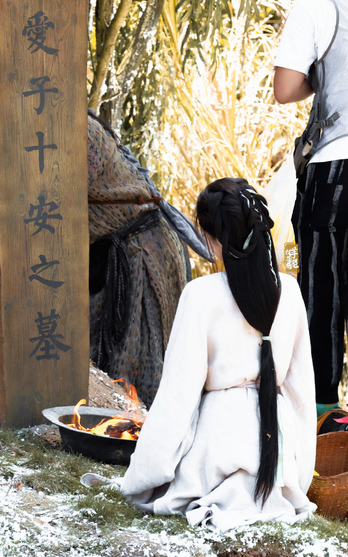 白鹿《临江仙》李青月一身 丧 服跪在墓前破碎感拉满[泪]最近外景怎么一直在虐啊呜