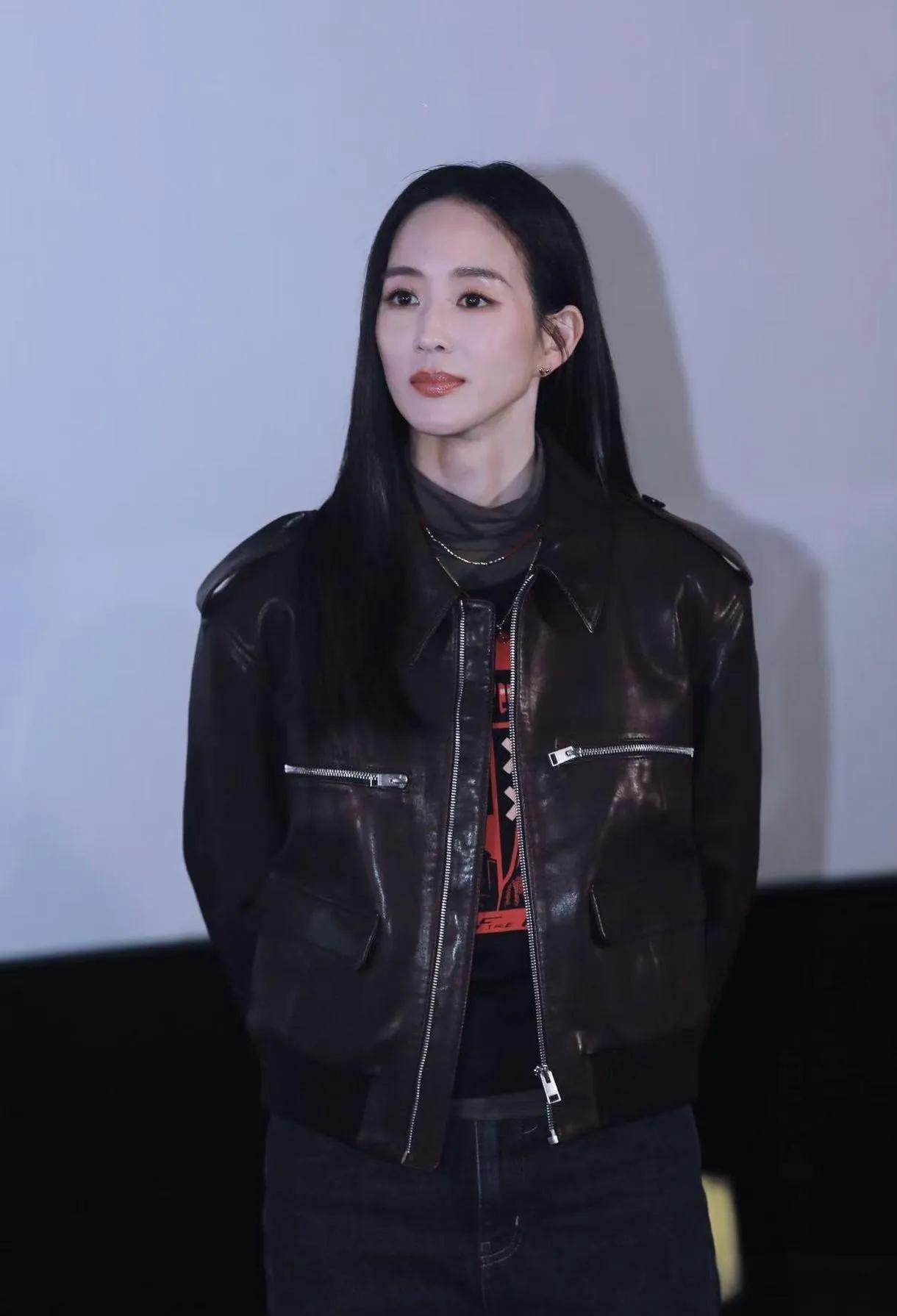 🔥 跟着张钧甯学“简约高级感”穿搭！
基础款皮夹克，通过内搭一件亮色印花T恤来