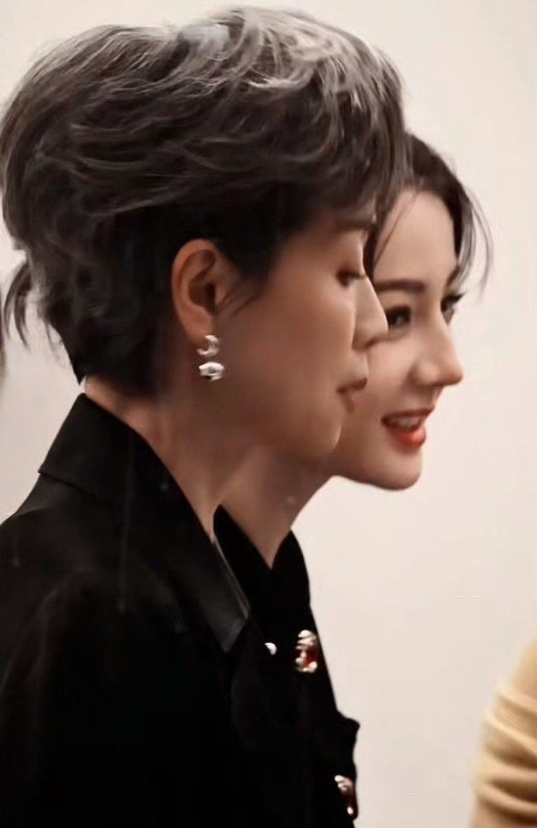 叶童迪丽热巴穿Prada的女王太权威了，我真的 美到无话可说。 ​​​