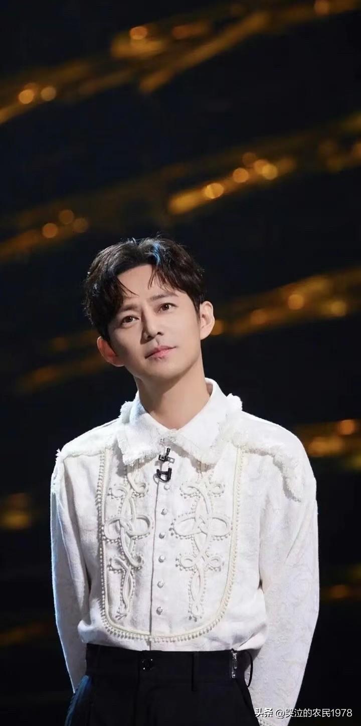 为什么综艺节目的主持人个子都不高？像何炅，李维嘉，撒贝宁……都是些小个子。
因为