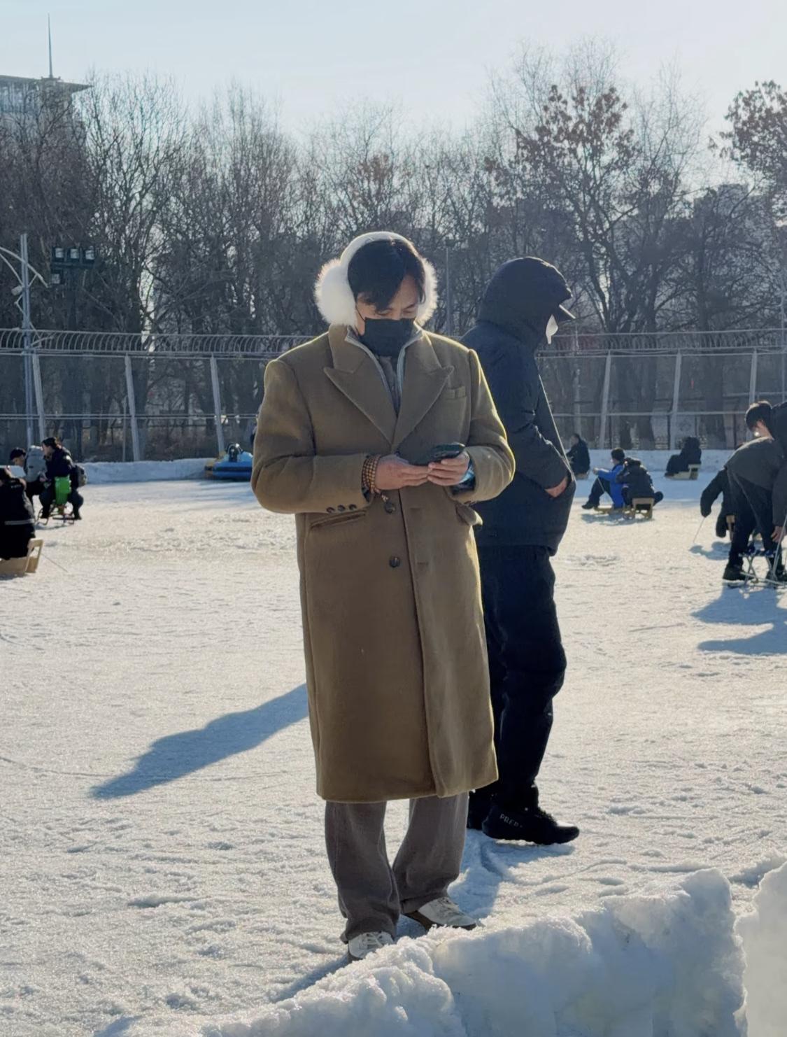 秦昊过年回老家沈阳，带孩子玩冰车。钢铁直男带着白色耳包很显眼。

秦昊还是有点偶