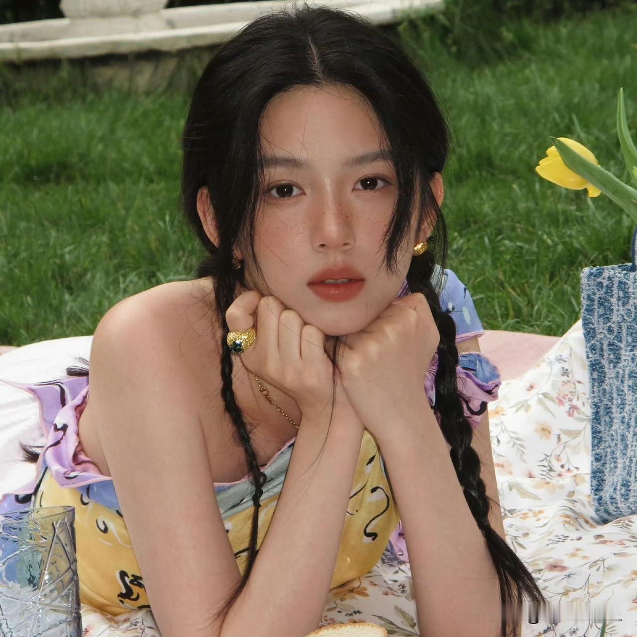周也最新释出的《红秀》夏日度假大片刚一上线就戳中了不少人对夏天的向往。镜头里她站