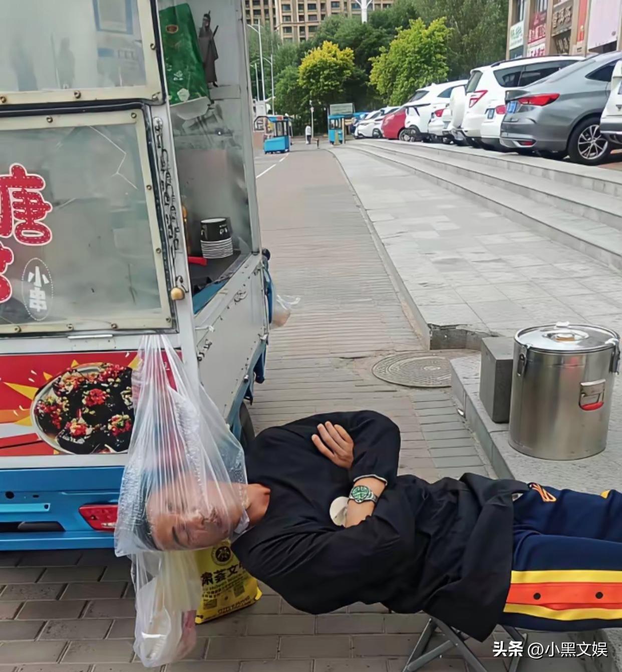 大哥为了可以睡个午觉，也是拼了！
这样的办法都让你想出来了，就是不知道这样睡觉会