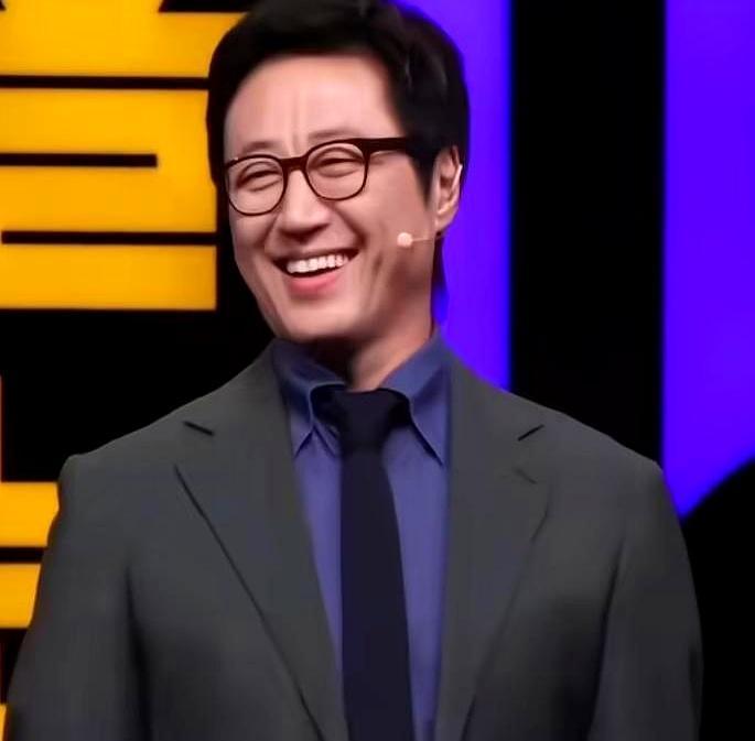 《巴黎恋人》的朴信阳，活成了明星转型的天花板。
 
当年他是全韩顶流的国民演员、