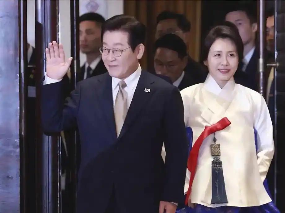 韩国总统夫人金惠景以传统韩服惊艳亮相北京晚宴，蓝白配色暗含中韩山水意象，温柔接花