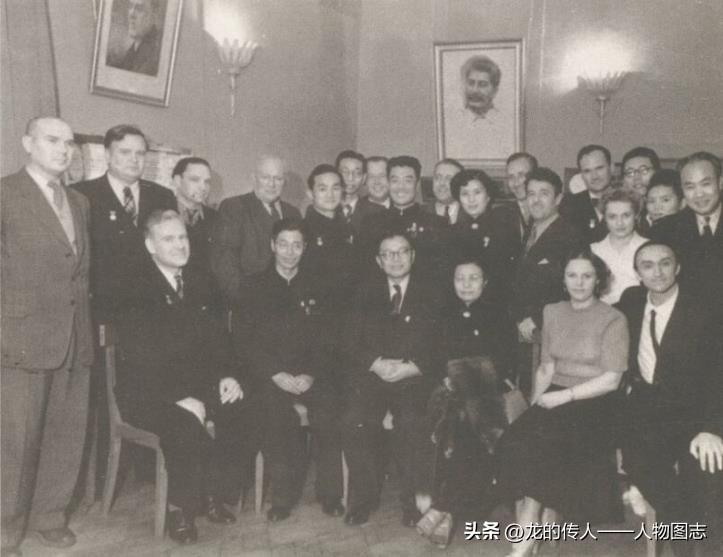 1951年，中国电影代表团访问苏联。这是张闻天(前排左三)与中苏艺术家们的合影。