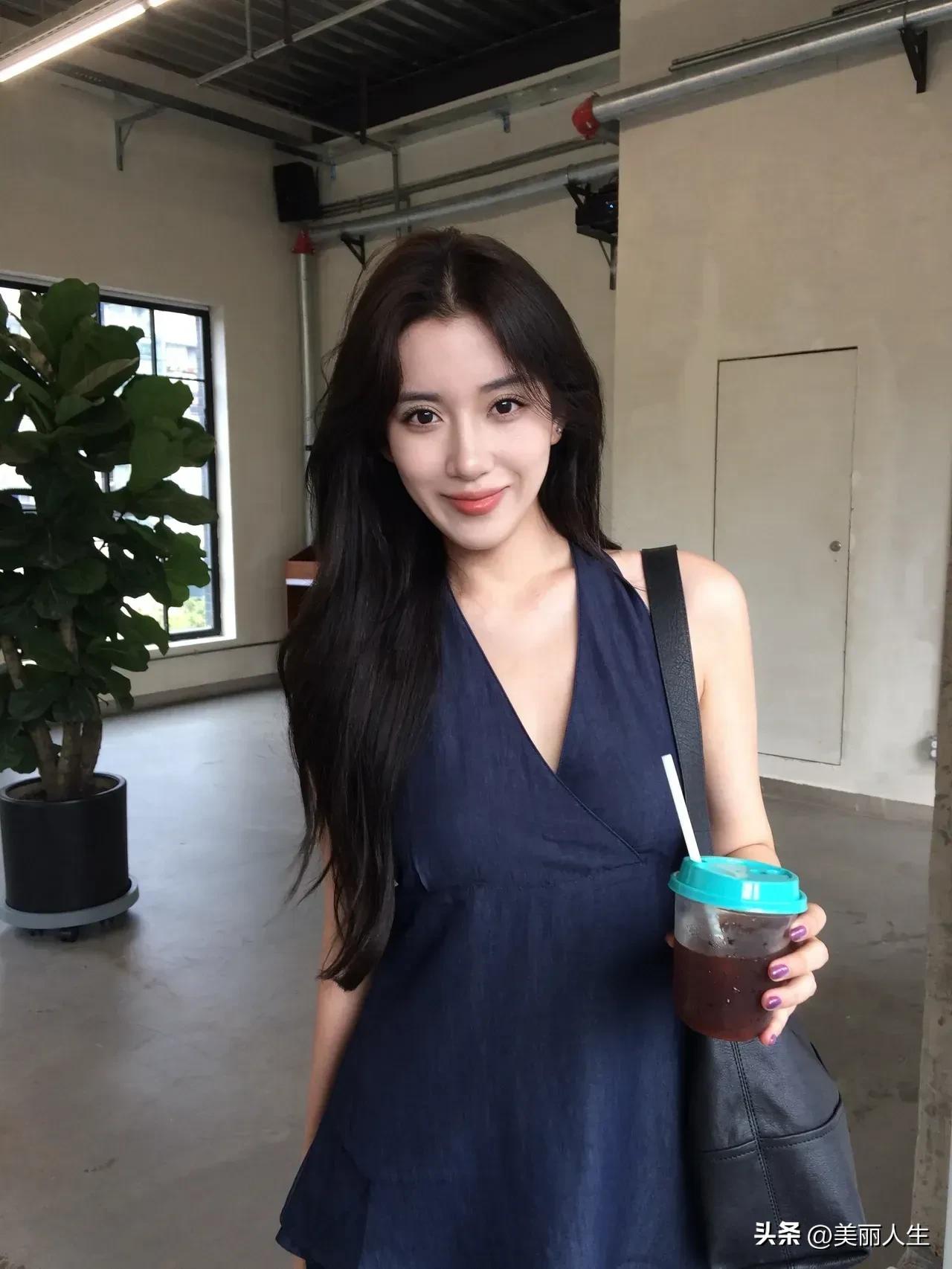 一道残阳铺水中，
半江瑟瑟半江红