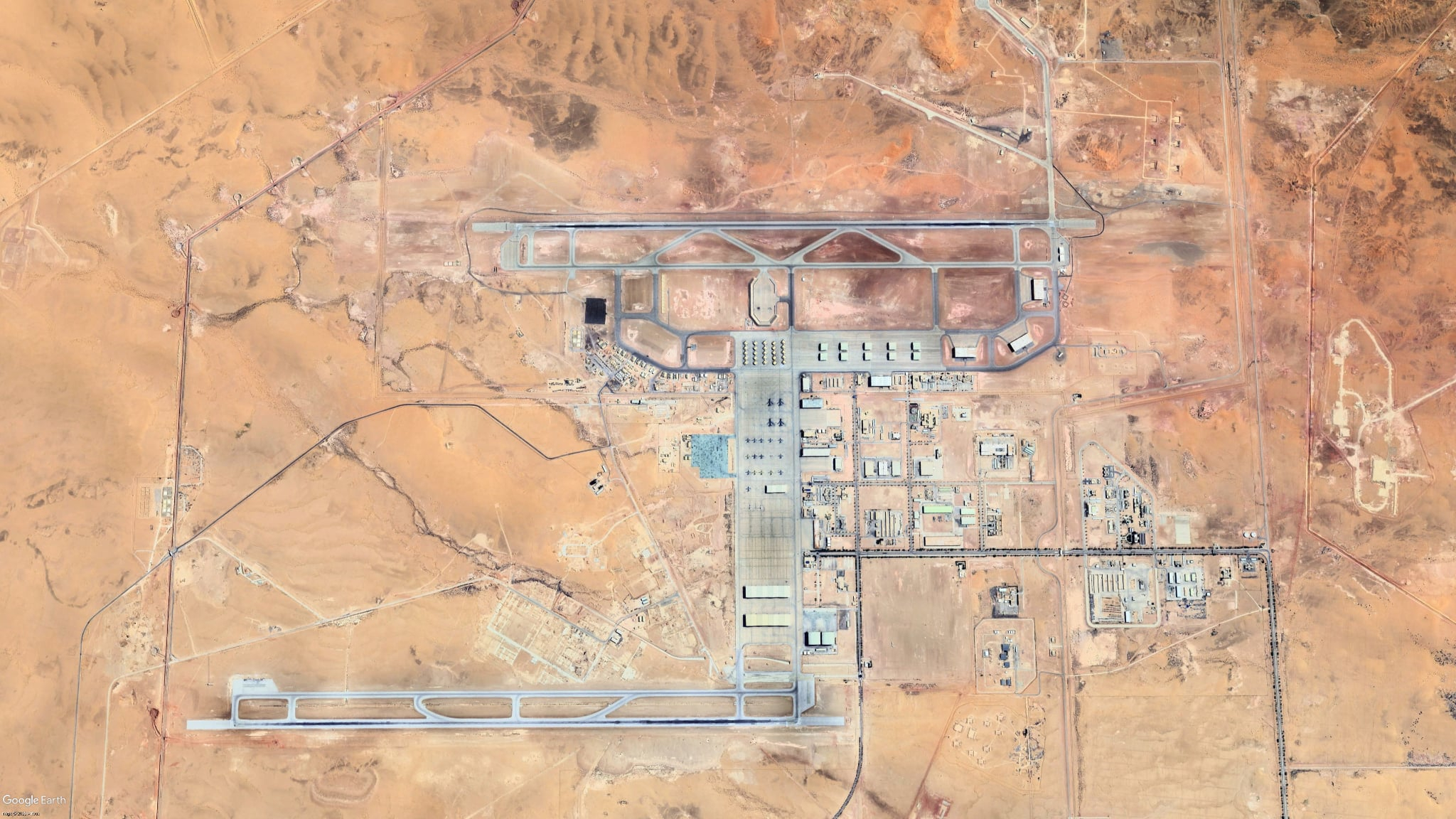 美伊以冲突  据两名美国官员透露，五架美国空军空中加油机在沙特阿拉伯苏丹王子空军