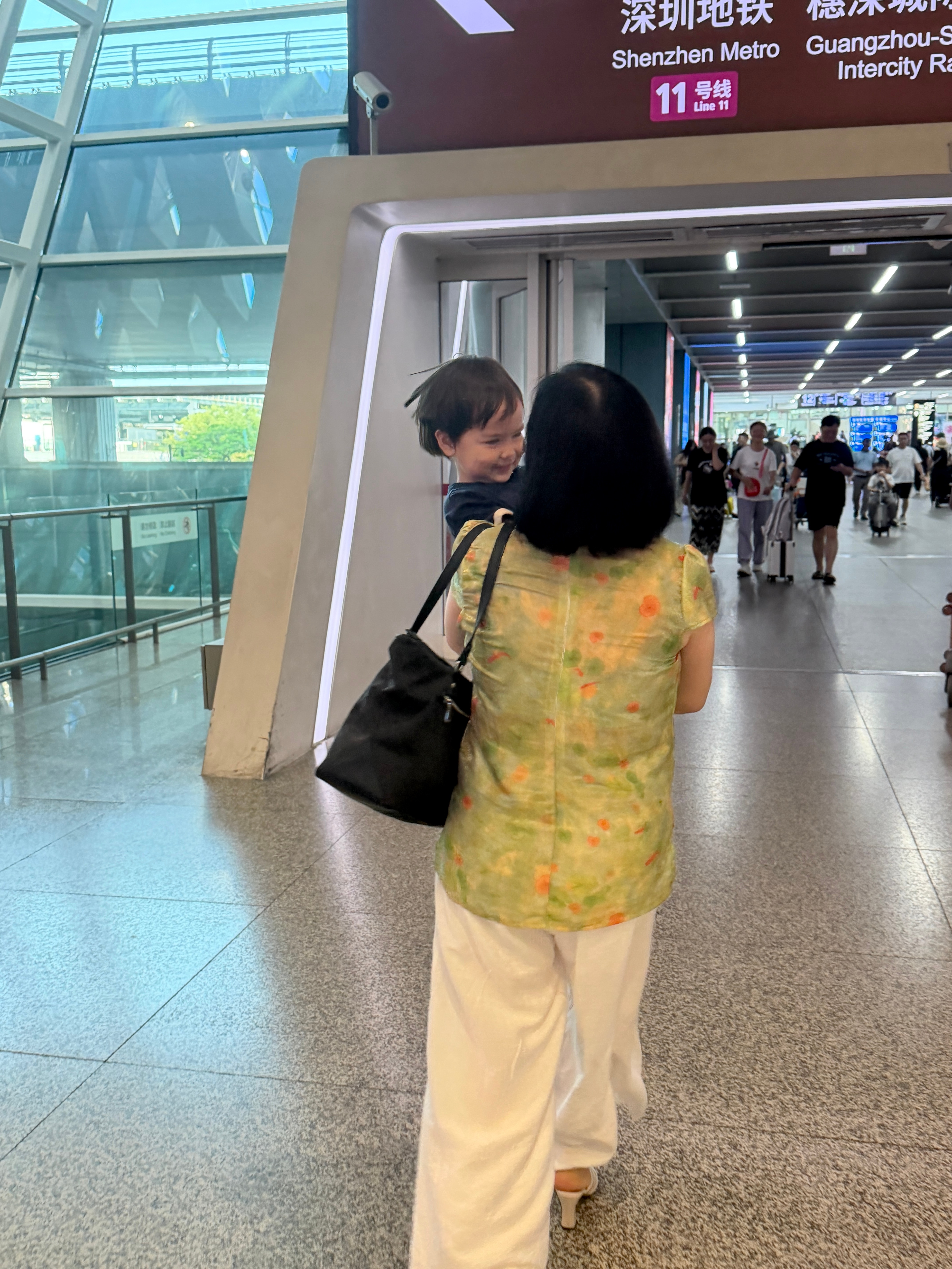 我怀疑妈妈在孩子心里一辈子都会带着光芒。我跟我妈关系确实还有点特别，小时候我在她