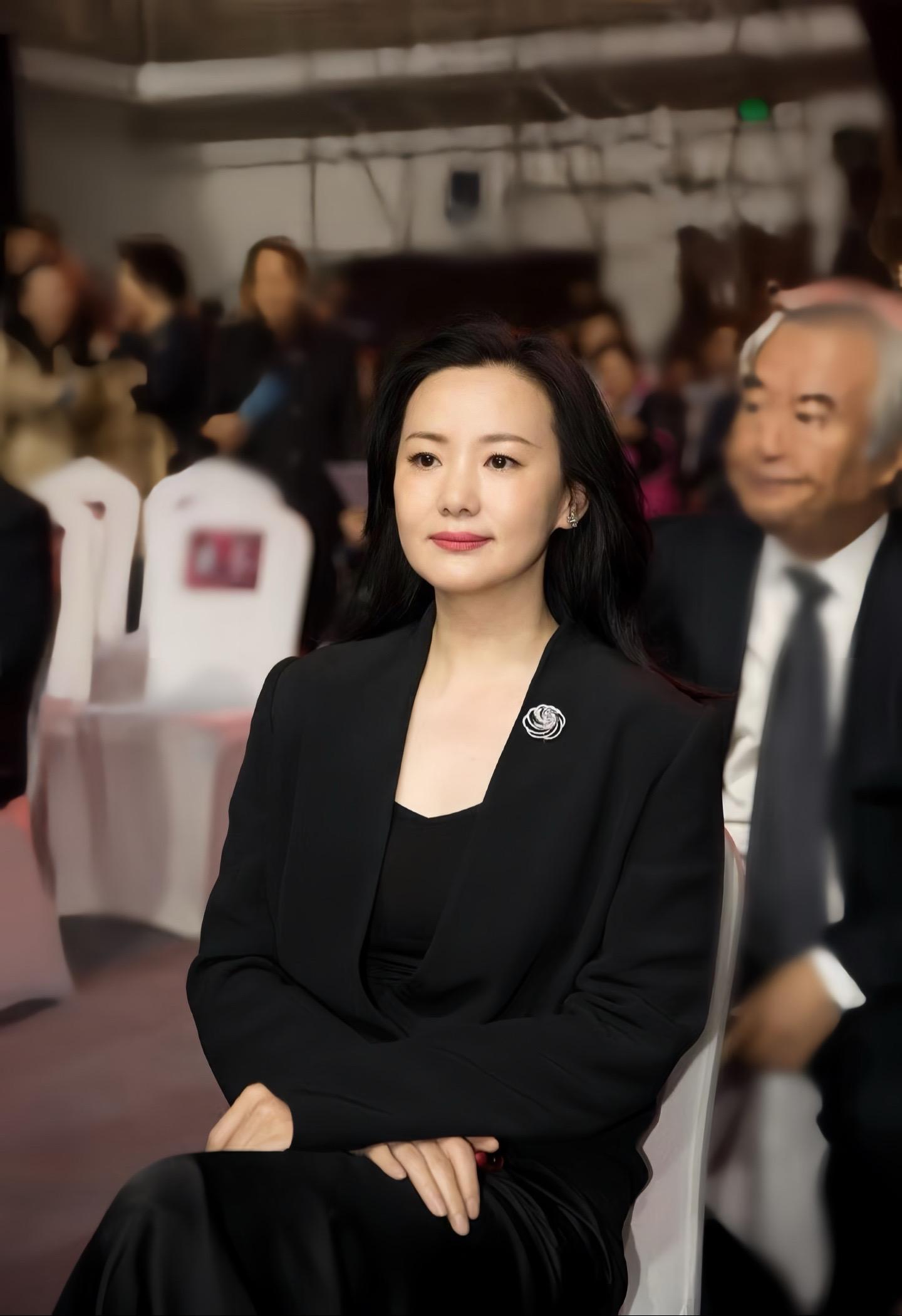 结婚20年却无子，身家过亿却租房，她是咏梅 咏梅，一个你可能听过也可能...