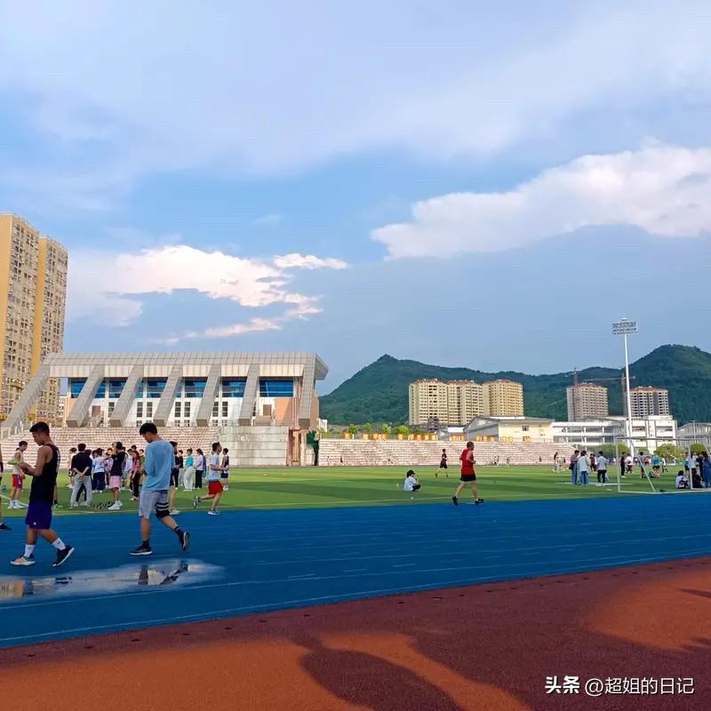 开心，一定要开心。
最近我就劝自己，不管什么事，都没有身体健康重要，身体健康的第