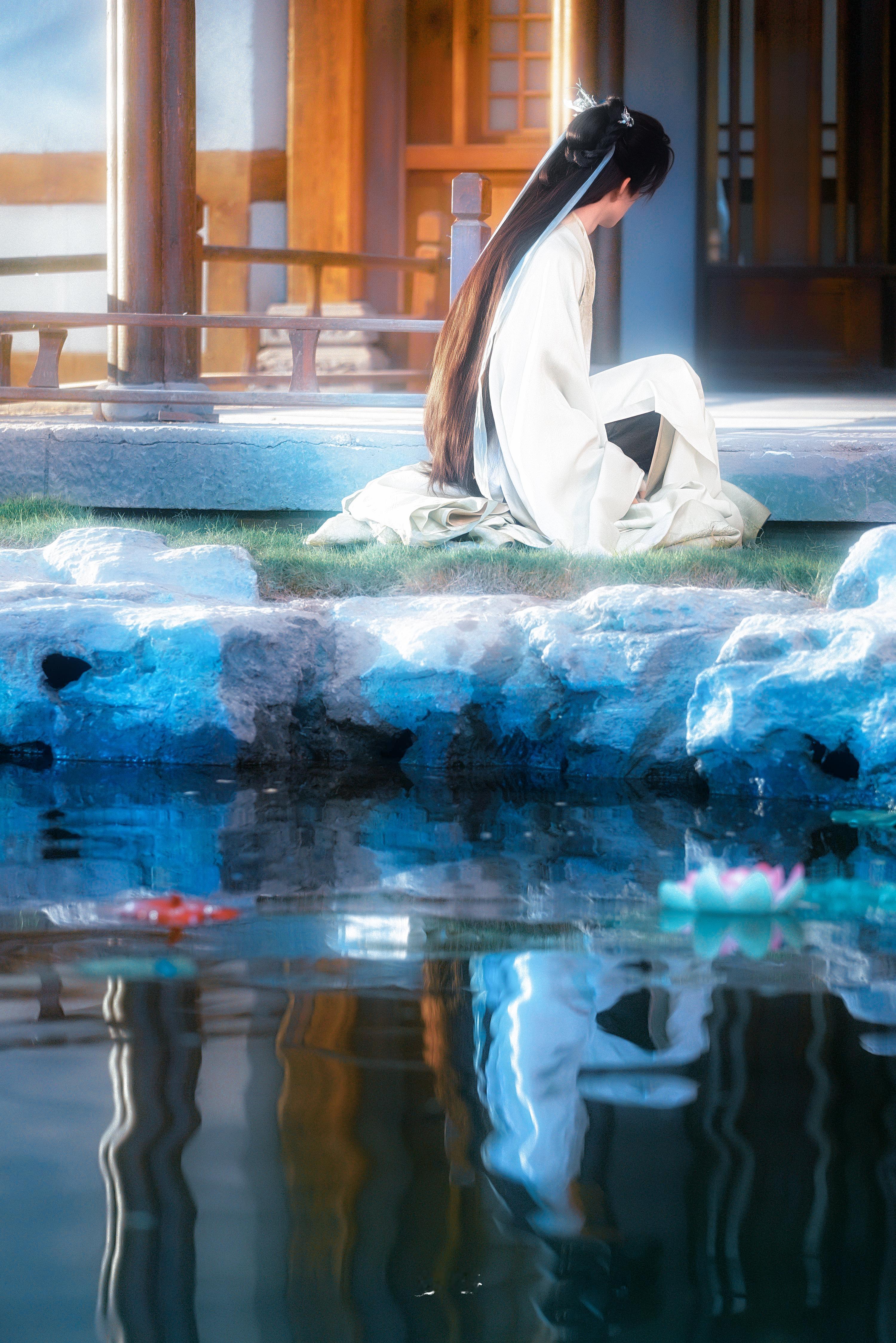 纵身赴弱水，孑影自相随隔岁岸头处，独绽水仙枝 