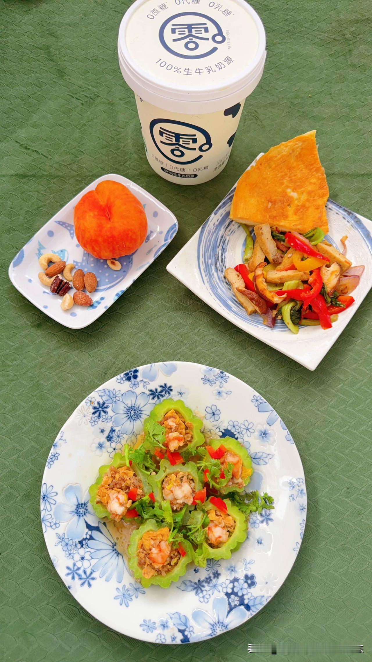 苦瓜酿肉里边还加了青岛大虾，上汽后蒸6分钟就可以了。彩椒蔬菜蘑菇清炒豆腐干。彩椒