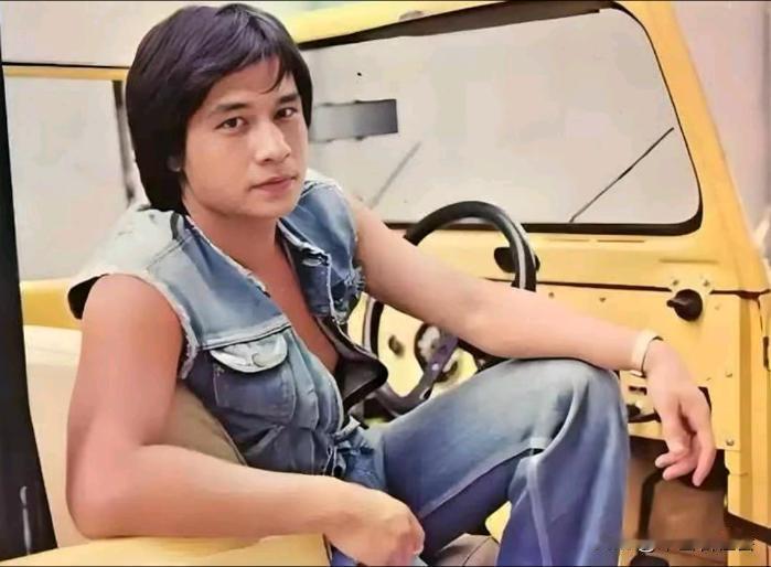 他曾经是上世纪七八十年代香港最当红的武打动作男演员！
如果不是因为他意外出了车祸