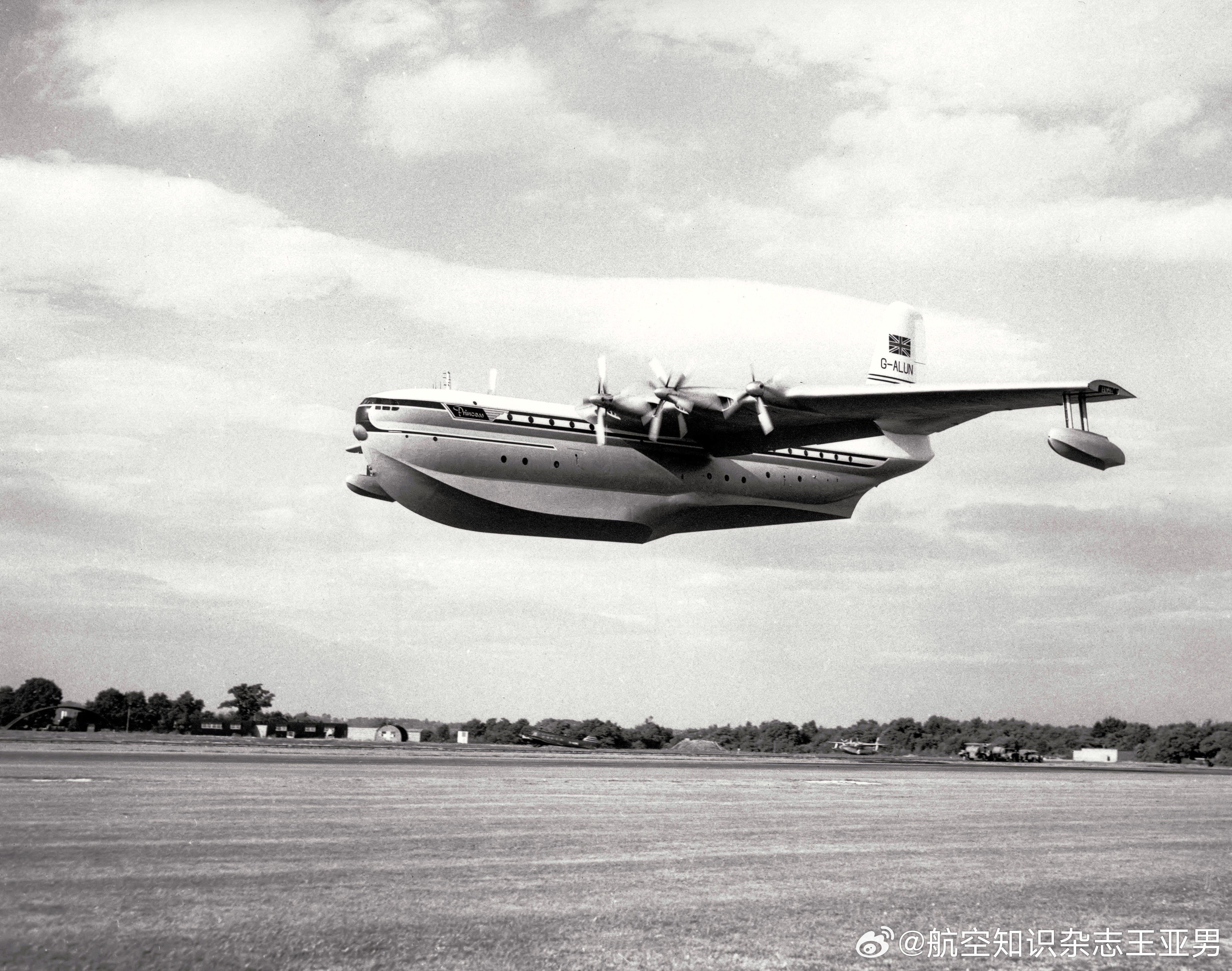 1954年，英国桑德斯-罗SR.45“公主”大型水上飞机带着特有的轰鸣从低空掠过