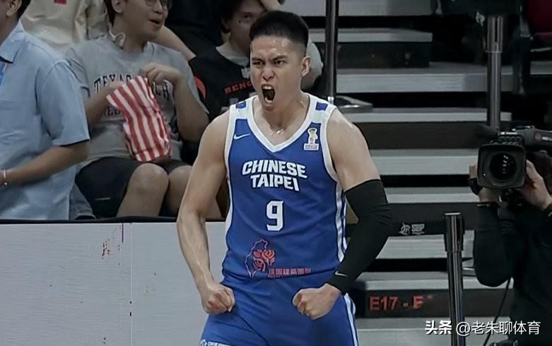 双人包夹陈盈骏呀！
今天世预赛中国男篮对阵中国台北男篮的比赛中，台北球员陈盈骏状