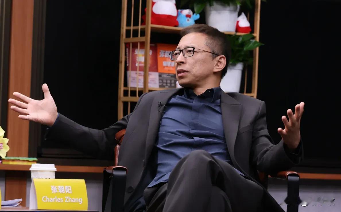 他比较崇拜科学，看他采访就知道了。主持人说，您现在是成功人士。他说，自己不成功，