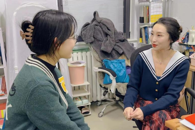 裴轶曾被北理工学生票选为“我爱我师”最受欢迎专业课教师。校内专访文章说，裴轶面向