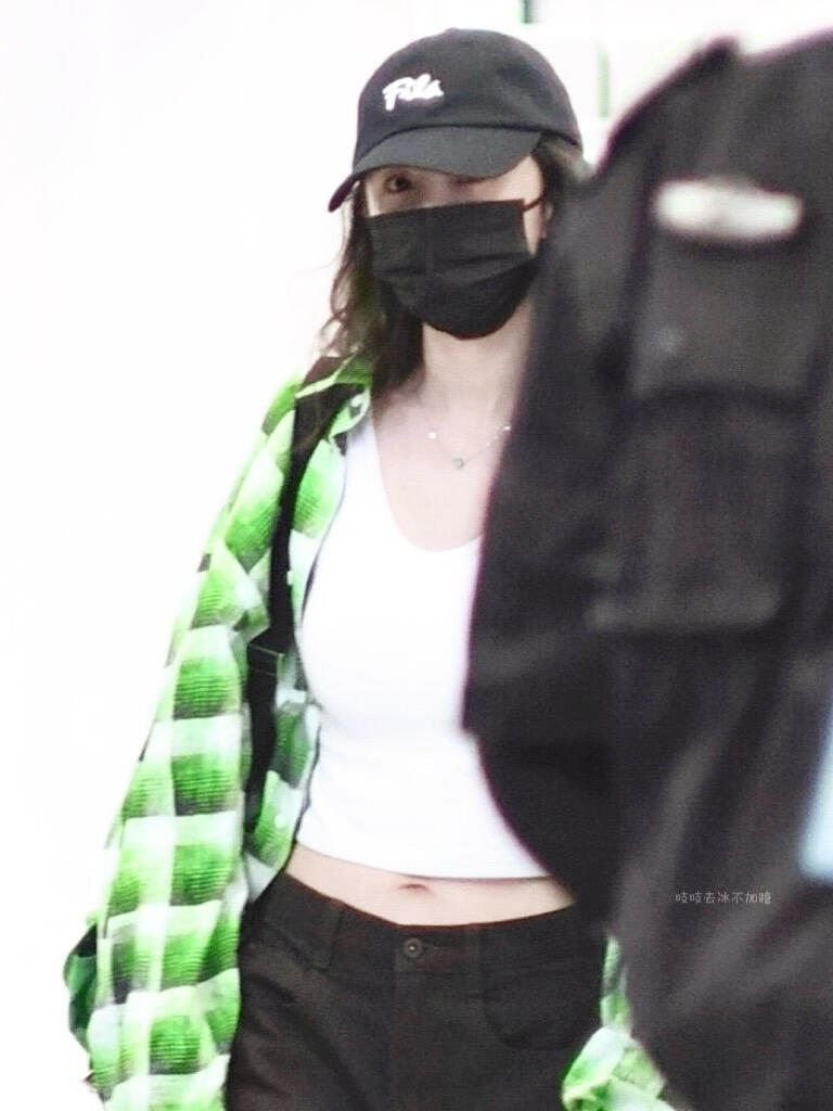 杨幂新剧杀青回国咯 