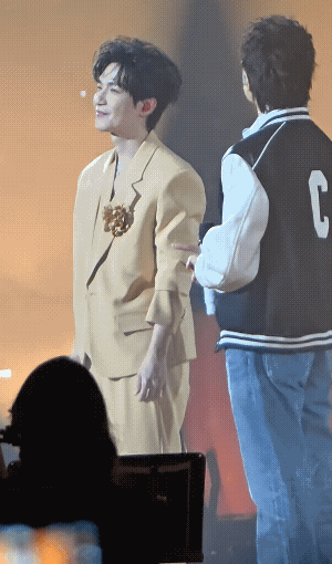 陈楚生 请香港歌手做嘉宾有唱2遍魔咒，
今晚和古巨基合唱《当年情》，
仿佛看到了