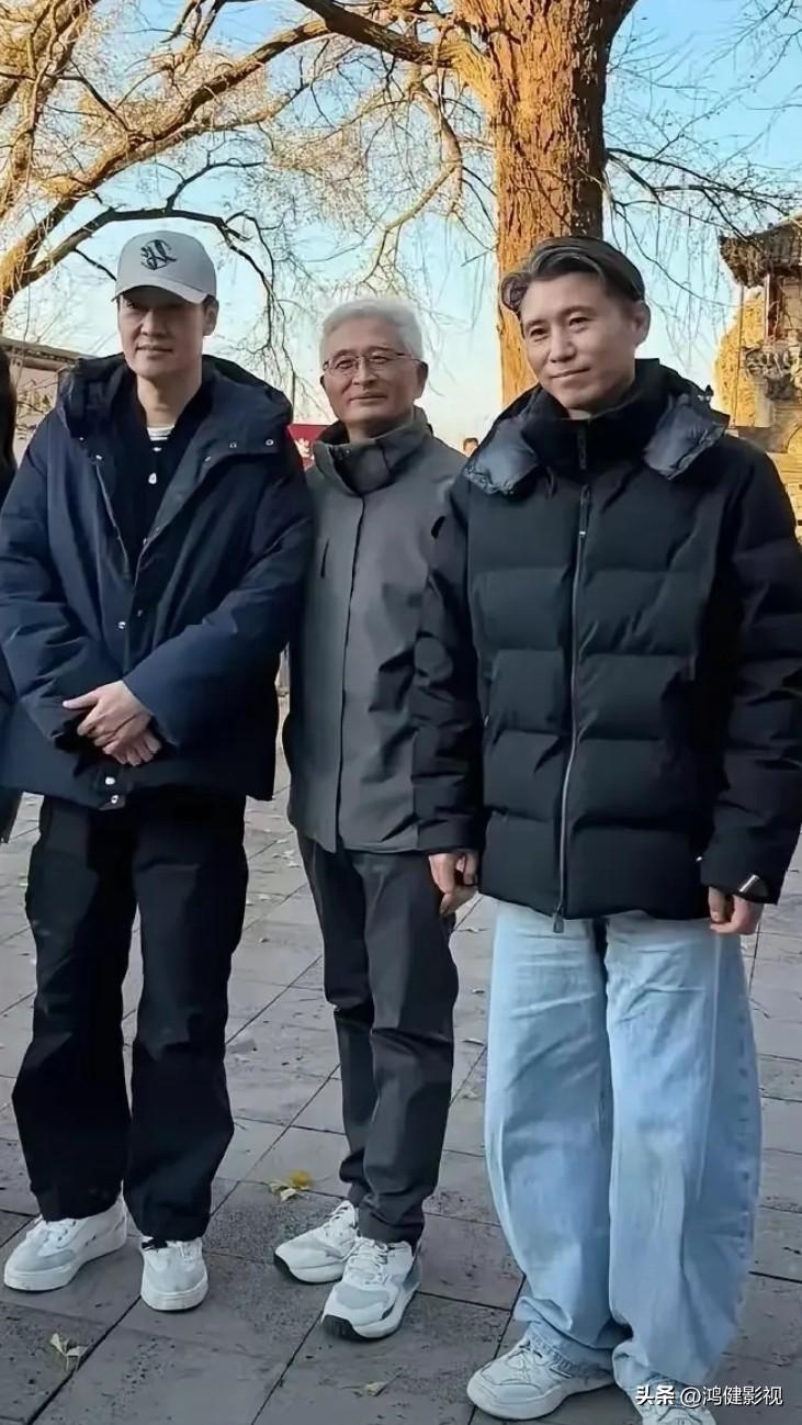 天呐！乍一看惊一跳，演员李乃文50刚刚出头，满头银发，乍一看老的差点没敢认，反倒