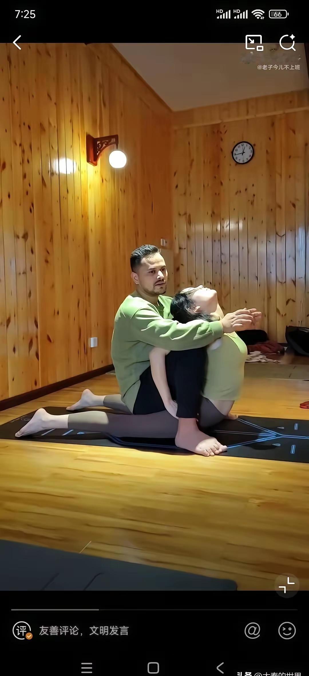 印度瑜伽男老师正在教女学员练功。

三哥这是尝试把学员搞成折叠模式啊，小姐姐头都