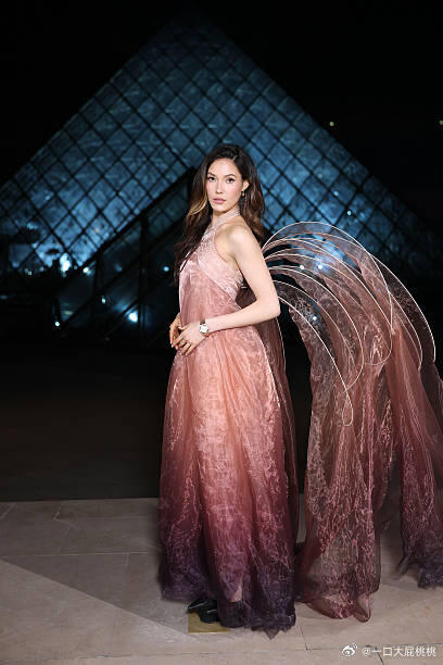 谷爱凌身穿Iris Van Herpen 2025秋冬高定出席在卢浮宫慈善晚宴！