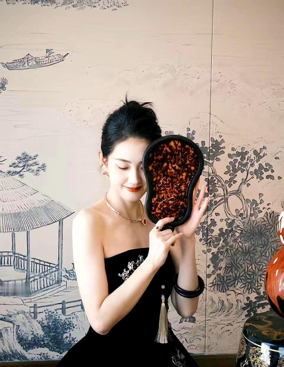 零修图上芭莎单封？
郭宇欣3张花絮炸10万转发，还直接锁死法国奢牌亚太大使？
你