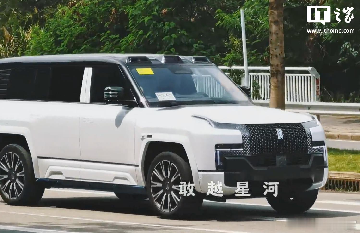 比亚迪仰望 U8L 鼎世版萤石白涂装实车曝光近日，仰望 U8L 鼎世版萤石白涂装