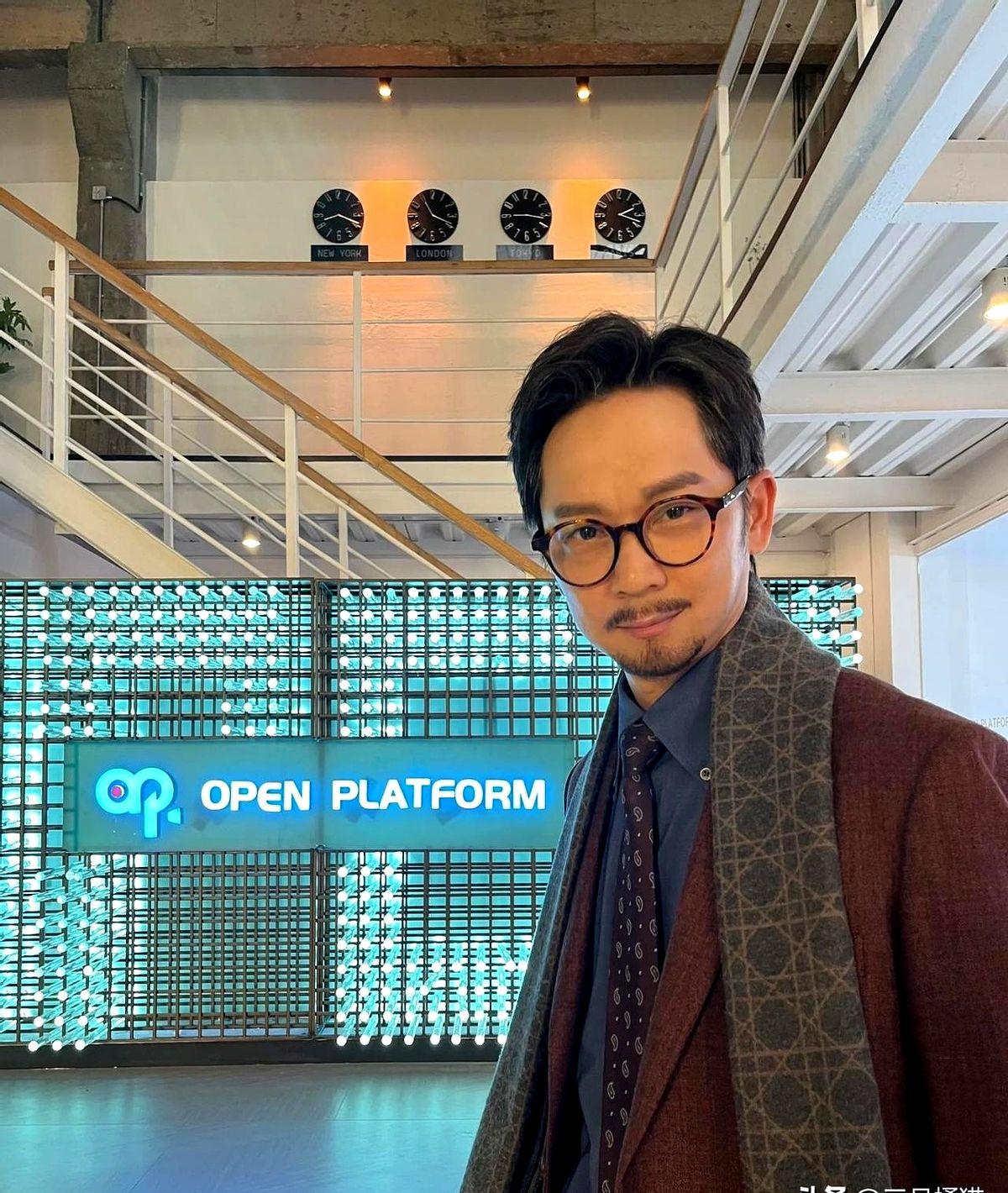 《新闻女王2》里的“奶茶飞”火得有道理，不光角色讨喜，连广告植入都玩到点子上了。