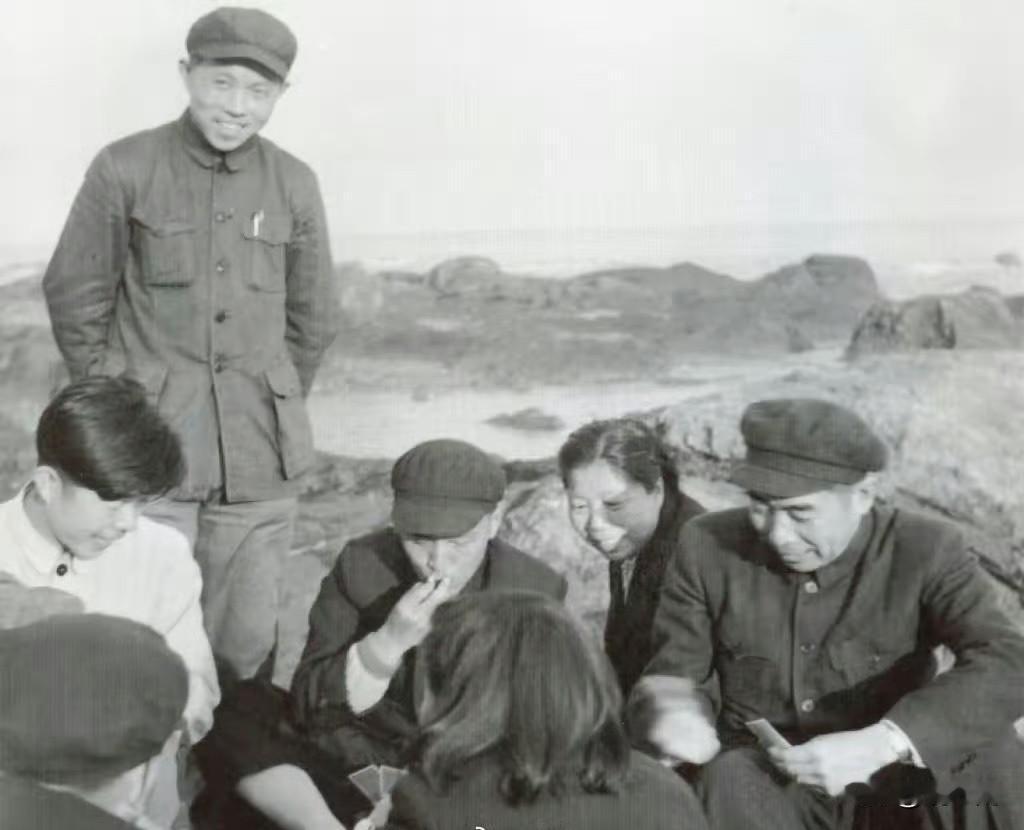 1951年春，大连公园。周 恩 来和邓 颖 超与工作人员围坐打牌，留下这张难得的