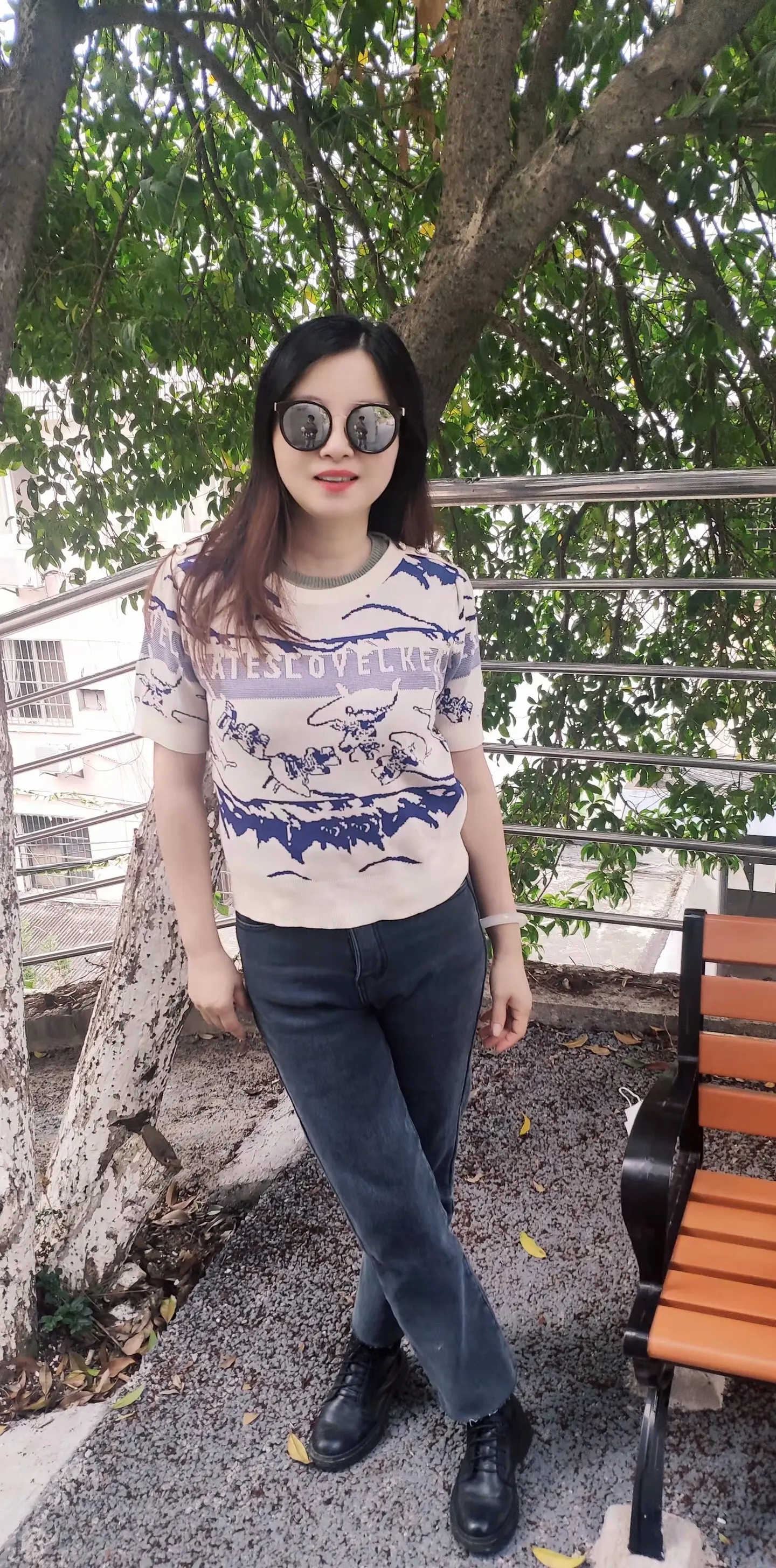 后来我渐渐明白啦，很多事，沉默和疏远就是答案，过多的追问，为难啦别人...